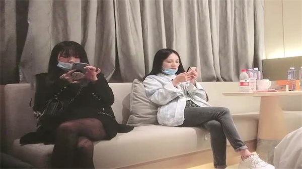 多花100块叫来两个妓女双飞！两穴齐开爽翻天！