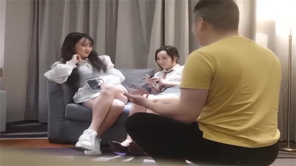 极品闺蜜双飞下海 淫荡骚货齐撅肥臀任客爆操海报剧照